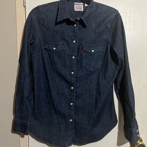 NWOT Levi denim shirt, dark wash, pearl snaps size M
